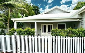 Bamboo Villa - Edge Hill Cairns Luxury Pet Friendly Sleeps 3